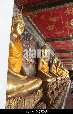 Wat Suthat tempio celebra Magha Puja giorno, dove 1540 i monaci buddisti si sono riuniti per ascoltare gli insegnamenti del Buddha. Si trova a Bangkok, in Thailandia. Foto Stock