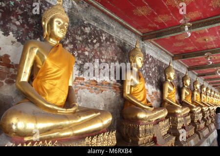 Wat Suthat tempio celebra Magha Puja giorno, dove 1540 i monaci buddisti si sono riuniti per ascoltare gli insegnamenti del Buddha. Si trova a Bangkok, in Thailandia. Foto Stock