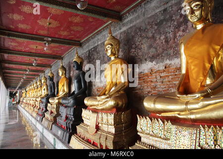 Wat Suthat tempio celebra Magha Puja giorno, dove 1540 i monaci buddisti si sono riuniti per ascoltare gli insegnamenti del Buddha. Si trova a Bangkok, in Thailandia. Foto Stock