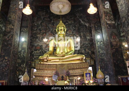 Wat Suthat tempio celebra Magha Puja giorno, dove 1540 i monaci buddisti si sono riuniti per ascoltare gli insegnamenti del Buddha. Si trova a Bangkok, in Thailandia. Foto Stock