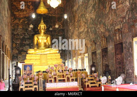 Wat Suthat tempio celebra Magha Puja giorno, dove 1540 i monaci buddisti si sono riuniti per ascoltare gli insegnamenti del Buddha. Si trova a Bangkok, in Thailandia. Foto Stock