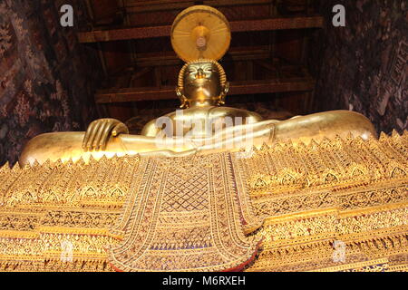 Wat Suthat tempio celebra Magha Puja giorno, dove 1540 i monaci buddisti si sono riuniti per ascoltare gli insegnamenti del Buddha. Si trova a Bangkok, in Thailandia. Foto Stock