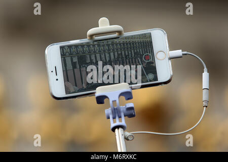 I turisti si scuotono per posizione per film il quotidiano cambio della guardia a Buckingham Palace di Londra la casa della regina Elisabetta 11 Foto Stock