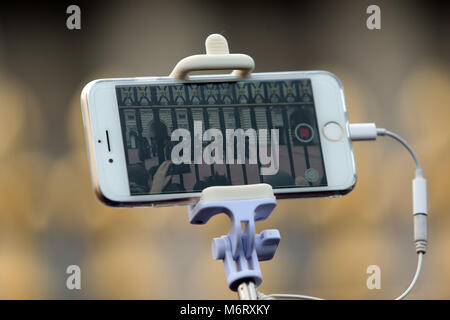I turisti si scuotono per posizione per film il quotidiano cambio della guardia a Buckingham Palace di Londra la casa della regina Elisabetta 11 Foto Stock