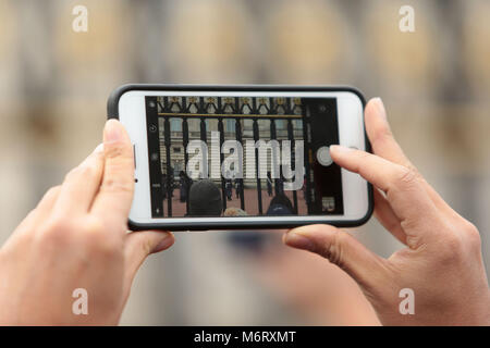 I turisti si scuotono per posizione per film il quotidiano cambio della guardia a Buckingham Palace di Londra la casa della regina Elisabetta 11 Foto Stock