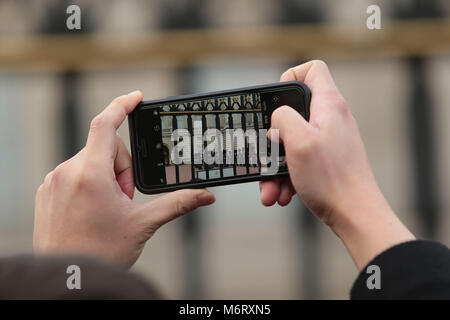 I turisti si scuotono per posizione per film il quotidiano cambio della guardia a Buckingham Palace di Londra la casa della regina Elisabetta 11 Foto Stock