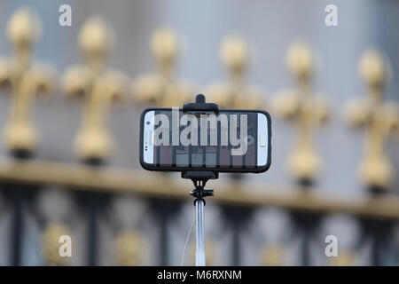I turisti si scuotono per posizione per film il quotidiano cambio della guardia a Buckingham Palace di Londra la casa della regina Elisabetta 11 Foto Stock