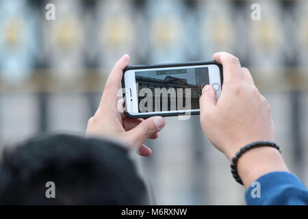I turisti si scuotono per posizione per film il quotidiano cambio della guardia a Buckingham Palace di Londra la casa della regina Elisabetta 11 Foto Stock