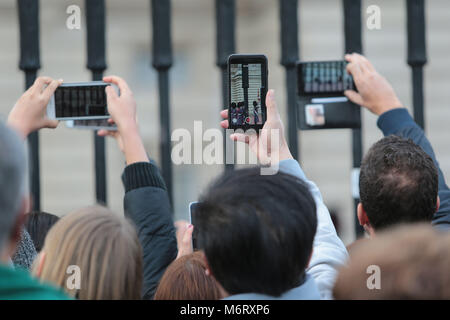 I turisti si scuotono per posizione per film il quotidiano cambio della guardia a Buckingham Palace di Londra la casa della regina Elisabetta 11 Foto Stock