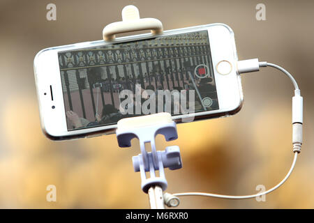 I turisti si scuotono per posizione per film il quotidiano cambio della guardia a Buckingham Palace di Londra la casa della regina Elisabetta 11 Foto Stock