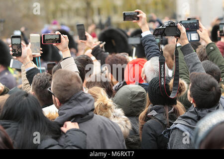 I turisti si scuotono per posizione per film il quotidiano cambio della guardia a Buckingham Palace di Londra la casa della regina Elisabetta 11 Foto Stock