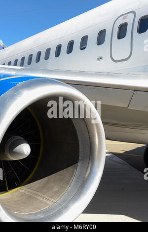 Il motore e l'ala dettaglio di Boeing 737-200 / 737-2Q3 con registrazione FAB-113 di 737-2Q3 Transporte Aereo Militar de Bolivia Foto Stock