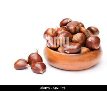 Le castagne fresche in ciotola di legno su sfondo bianco Foto Stock