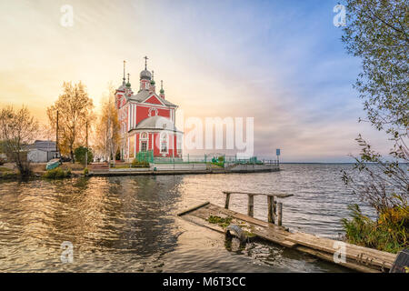 Chiesa dei quaranta martiri di Sebaste sul lato del lago Pleshcheevo in Pereslavl-Zalessky, Yaroslavskaya oblast, Russia Foto Stock