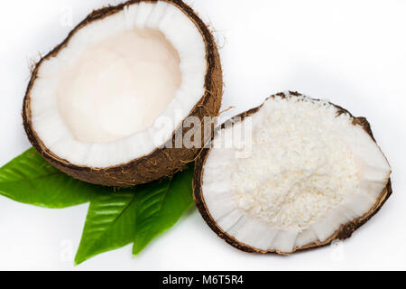 Noci di cocco con noci di cocco in scaglie isolate su uno sfondo bianco. Foto Stock