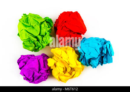 Cinque colorate carta sgualcita sfere isolato su bianco. Foto Stock