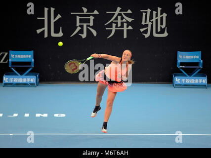 La lettonia Jelena Ostapenko che serve i partner Timea Bacsinszky vs si Xiaodi e Zhu Lin al China Open Tennis Tournament a Pechino in Cina Foto Stock