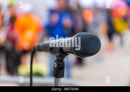 Il microfono sul palco contro uno sfondo sfocato Foto Stock