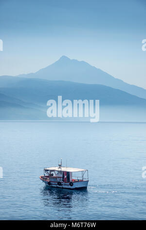 La mattina presto vista di un vago il Monte Athos e la penisola di Athos, viste dal mare, Calcidica, Macedonia, Grecia settentrionale. Foto Stock