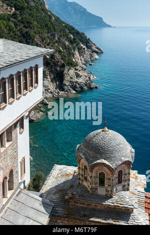 La costa sud-occidentale della penisola di Athos visto da Osiou Gregoriou monastero, Macedonia, Grecia settentrionale Foto Stock