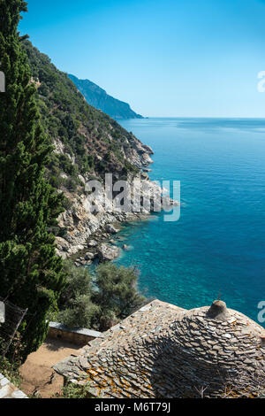 La costa sud-occidentale della penisola di Athos visto da Osiou Gregoriou monastero, Macedonia, Grecia settentrionale Foto Stock