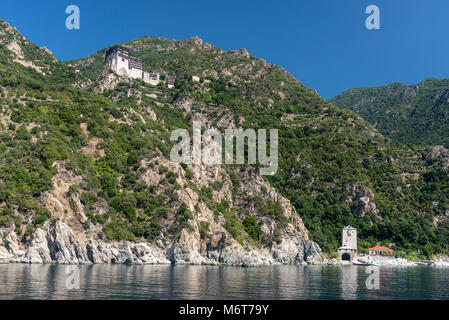 Monastero di Simonopetra arroccato sopra il mare. Sulla penisola di Athos, Macedonia, Grecia settentrionale Foto Stock