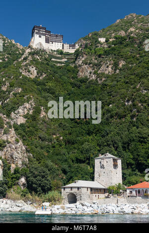 Monastero di Simonopetra arroccato sopra il mare. Sulla penisola di Athos, Macedonia, Grecia settentrionale Foto Stock