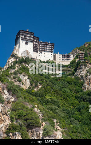 Monastero di Simonopetra arroccato sopra il mare. Sulla penisola di Athos, Macedonia, Grecia settentrionale Foto Stock