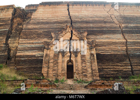 Il lato occidentale delle rovine del incompleto Mingun Pahtodawgyi Stupa Monumento in Mingun vicino a Mandalay in Myanmar (Birmania). Foto Stock