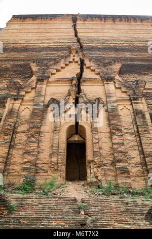 Il lato occidentale delle rovine del incompleto Mingun Pahtodawgyi Stupa Monumento in Mingun vicino a Mandalay in Myanmar (Birmania). Foto Stock