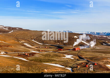 Paesaggio islandese con stazione elettrica geotermica nella valle, Myvatn dintorni del lago, Islanda Foto Stock