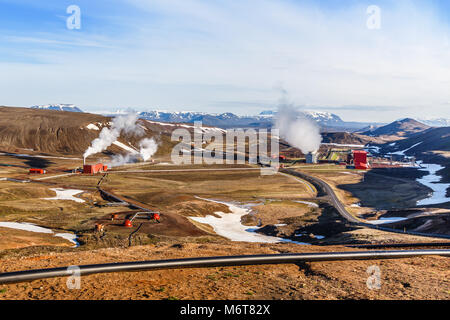 Paesaggio islandese con stazione elettrica geotermica nella valle, Myvatn dintorni del lago, Islanda Foto Stock