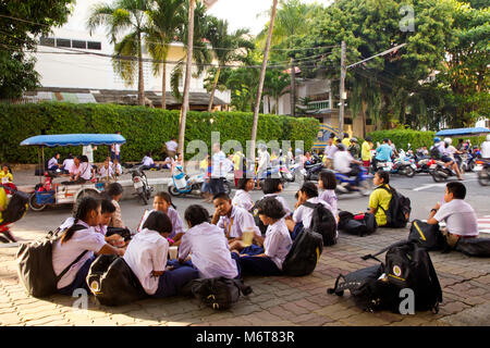La scuola dei bambini dopo la scuola Wat Mongkon Putta phuket town. Foto Stock