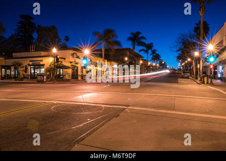 Gradiente sfumature di blu e viola al mattino cielo come fari streak da Starbucks sulla strada principale di Ventura, la California il 24 febbraio 2018 in Foto Stock