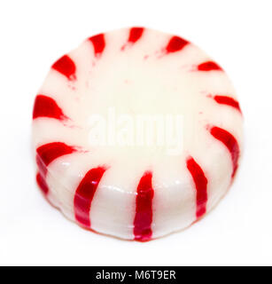 Un pezzo di menta piperita Candy isolati su sfondo bianco. Foto Stock