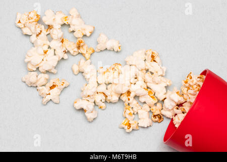 Bicchiere di carta con popcorn su sfondo blu. mock up. vista dall'alto. Foto Stock