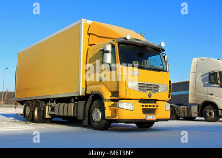 FORSSA, Finlandia - 18 gennaio 2014: Giallo Renault Premium 410 carrello consegna sul parcheggio in condizioni artiche. Renault Trucks obiettivo di fabbricazione t Foto Stock