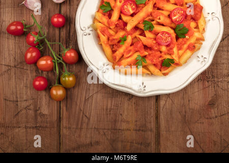 Penne la pasta con la salsa di pomodoro e il luogo per il testo Foto Stock