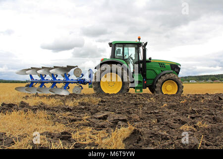 SALO, Finlandia - Agosto 10, 2013: John Deere 6150M trattore agricolo e aratro all annuale Peltopaivat Puontin raccolta agricola Plowin e Foto Stock