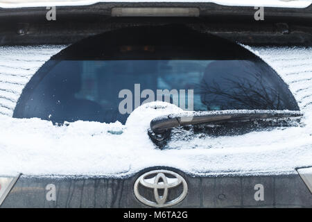 San Pietroburgo, Russia - 27 Febbraio 2018: auto tergivetro posteriore sulla finestra SUV ricoperta di neve nella fredda stagione invernale Foto Stock