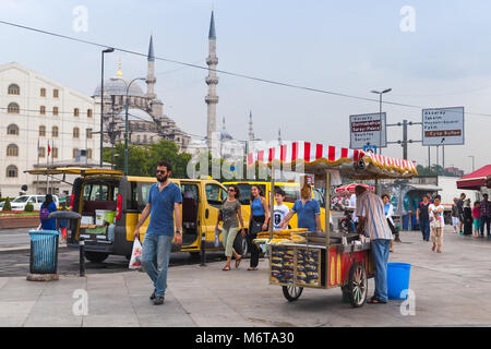 Istanbul, Turchia - 28 Giugno 2016: Urban street food, carrello con castagne arrostite e mais in Istanbul city, cittadini e turisti a piedi nelle vicinanze Foto Stock