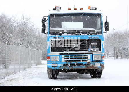 SALO, Finlandia - 11 gennaio 2014: Volvo F16 Carrello in nevicata. Lanciata nel 1987, la Volvo F16 era innovativo per il suo tempo e accettato come standard Foto Stock