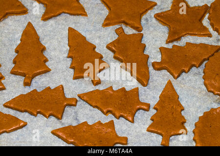 La cottura e la decorazione di Natale pan di zenzero. In casa di panpepato cookie, moduli e cottura Ingredienti. Foto Stock