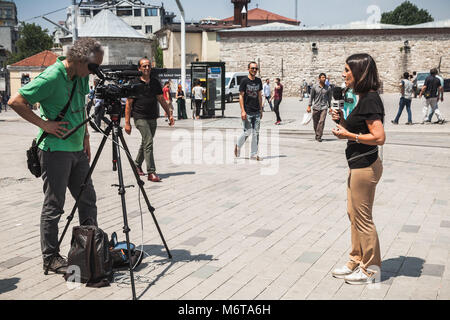 Istanbul, Turchia - 1 Luglio 2016: italiano giornalisti della RAI News 24 canale funziona su piazza Taksim, Istanbul Foto Stock