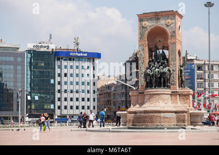 Istanbul, Turchia - Luglio 1, 2016: i cittadini e i turisti a piedi su Taksim Square vicino al monumento di repubblica Foto Stock