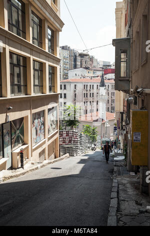 Istanbul, Turchia - 1 Luglio 2016: vista sulla strada del vecchio quartiere centrale di Istanbul e le popolazioni locali sono sulla strada Foto Stock