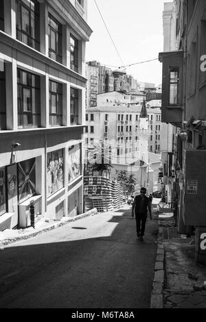 Istanbul, Turchia - 1 Luglio 2016: vista sulla strada del vecchio quartiere centrale di Istanbul e la popolazione locale a piedi sulla strada. Foto in bianco e nero Foto Stock