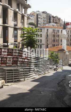Istanbul, Turchia - 1 Luglio 2016: vista sulla strada del vecchio quartiere centrale di Istanbul Foto Stock