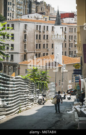 Istanbul, Turchia - 1 Luglio 2016: vista sulla strada del vecchio quartiere centrale di Istanbul, la gente comune a piedi sulla strada Foto Stock