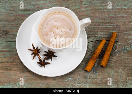 Concetto di natale, cioccolata calda o di cacao con spezie su sfondo di legno. Foto Stock